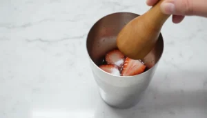 Caipirinha de morango simples – Passo 3